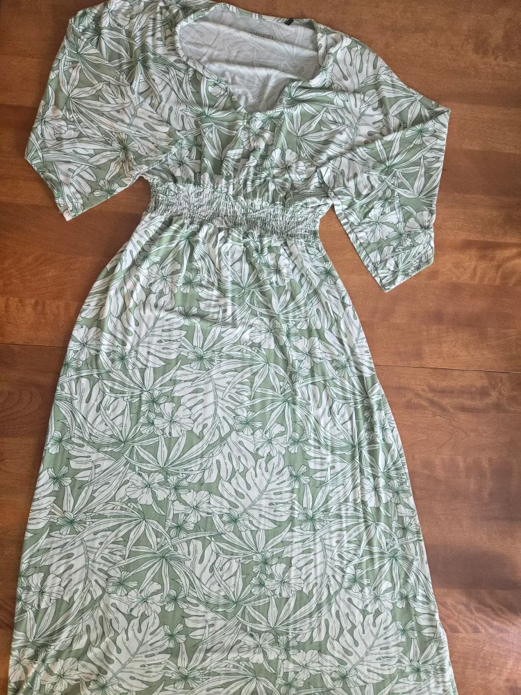 Green & White Leaf Print Maxi Dress image indicator(3)
