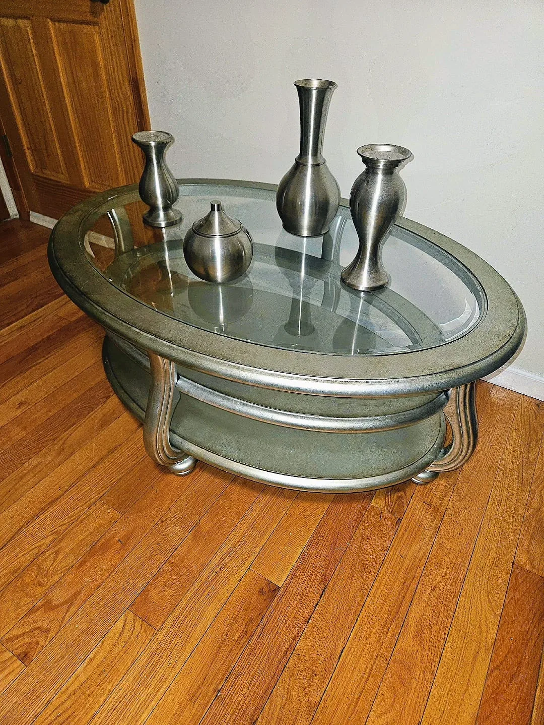 🟢 Glass Top Coffee Table with Silver Vases image indicator(5)