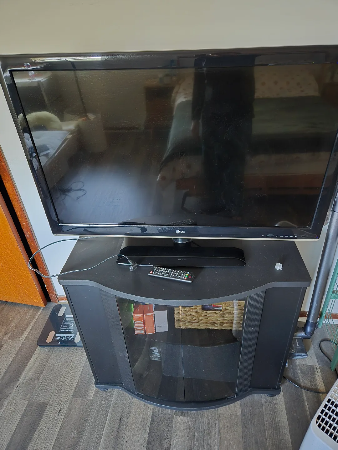 selling a 42inch LG TV + TV stand image indicator(7)
