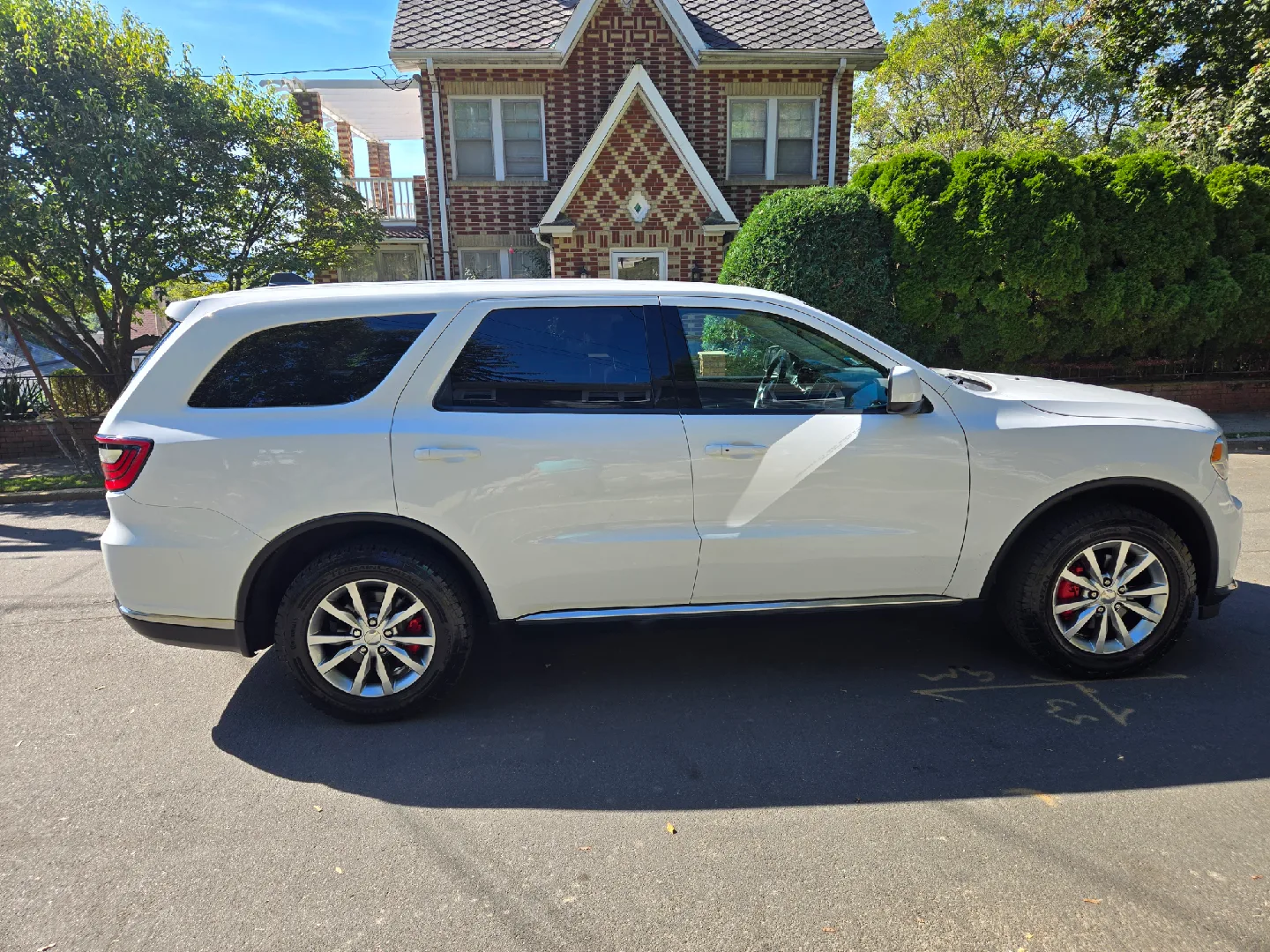 White Dodge Durango SUV image indicator(4)