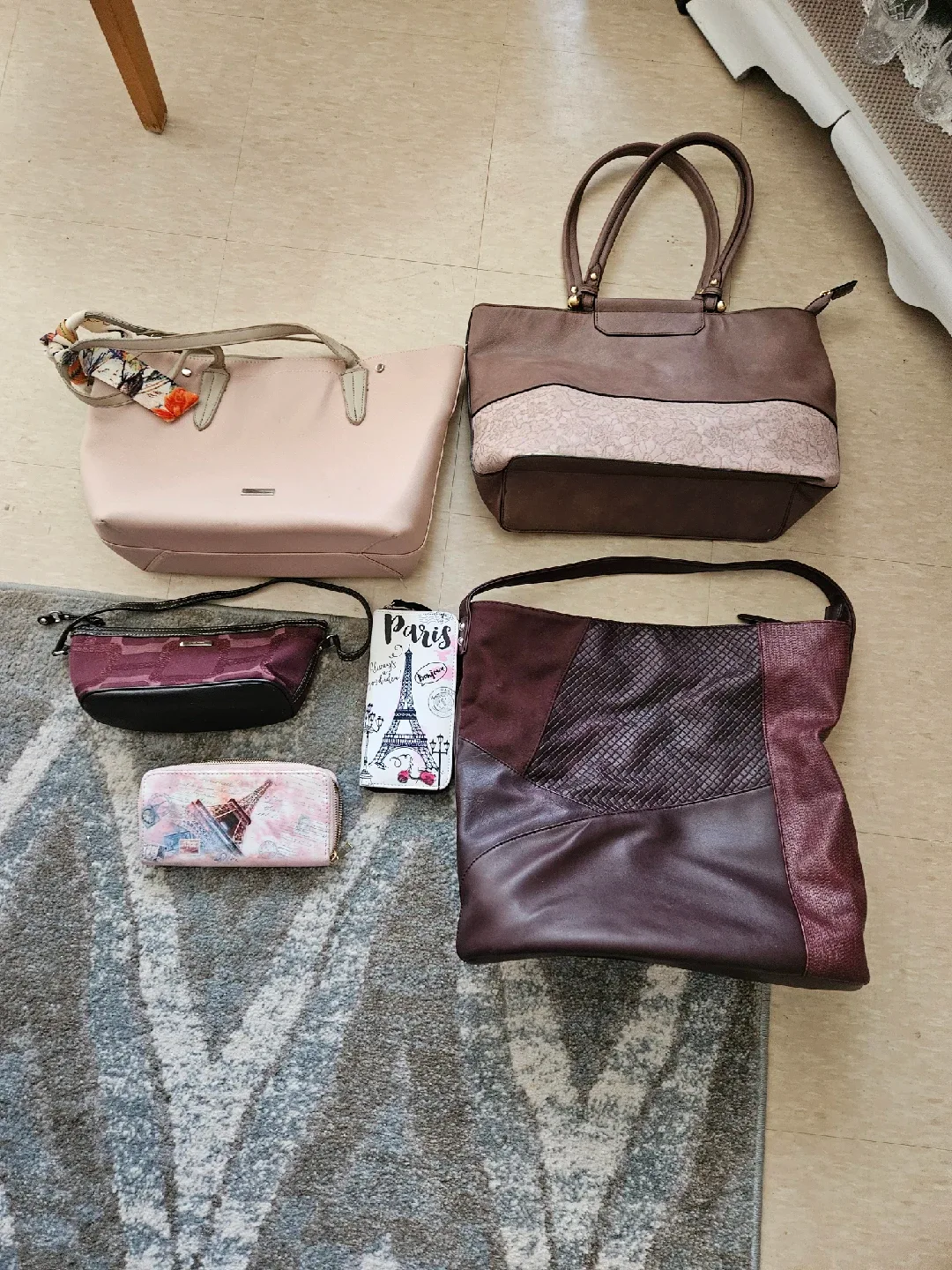 Assorted Used Purses & Wallets thumbnail