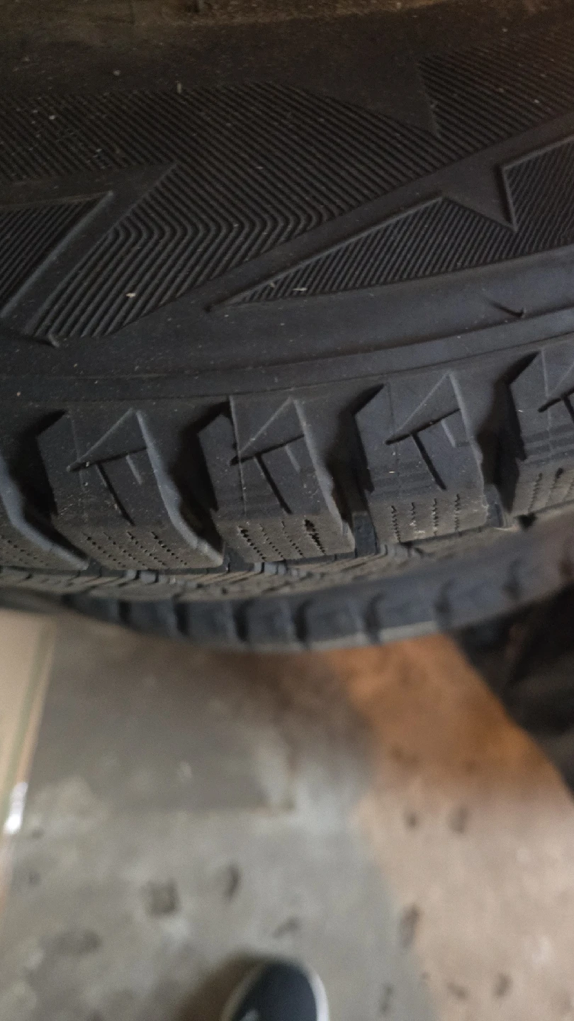Blizzak 225/60R18 100S Winter Tires - photo 2