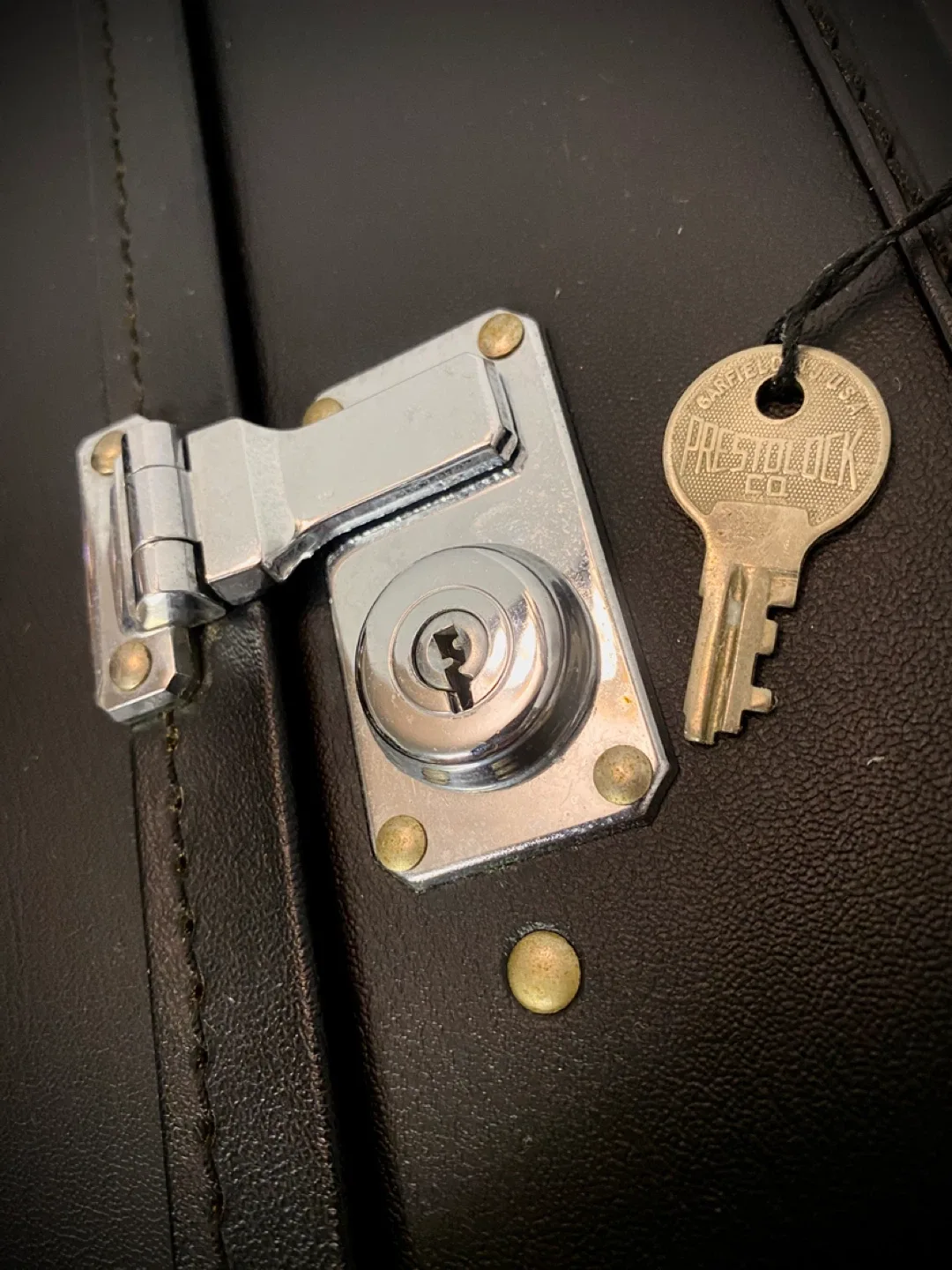 Vintage Londonaire 1960’s  ‘Portable Pub’ image indicator(4)