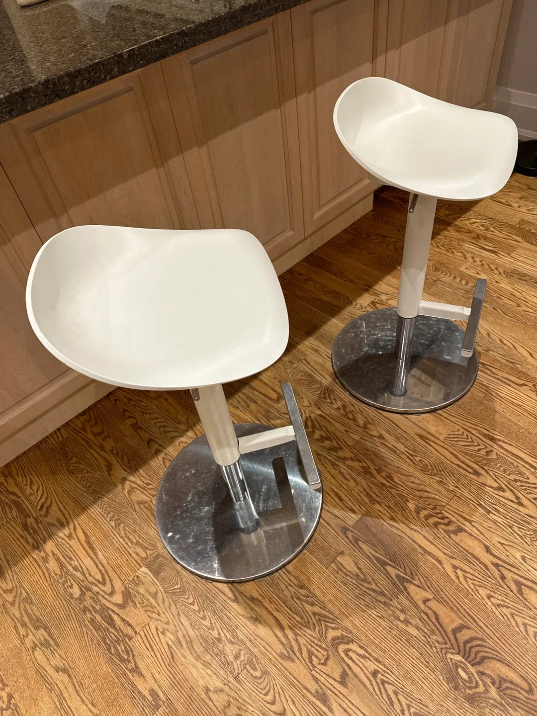 Modern White Bar Stools - Set of 2 image indicator(3)