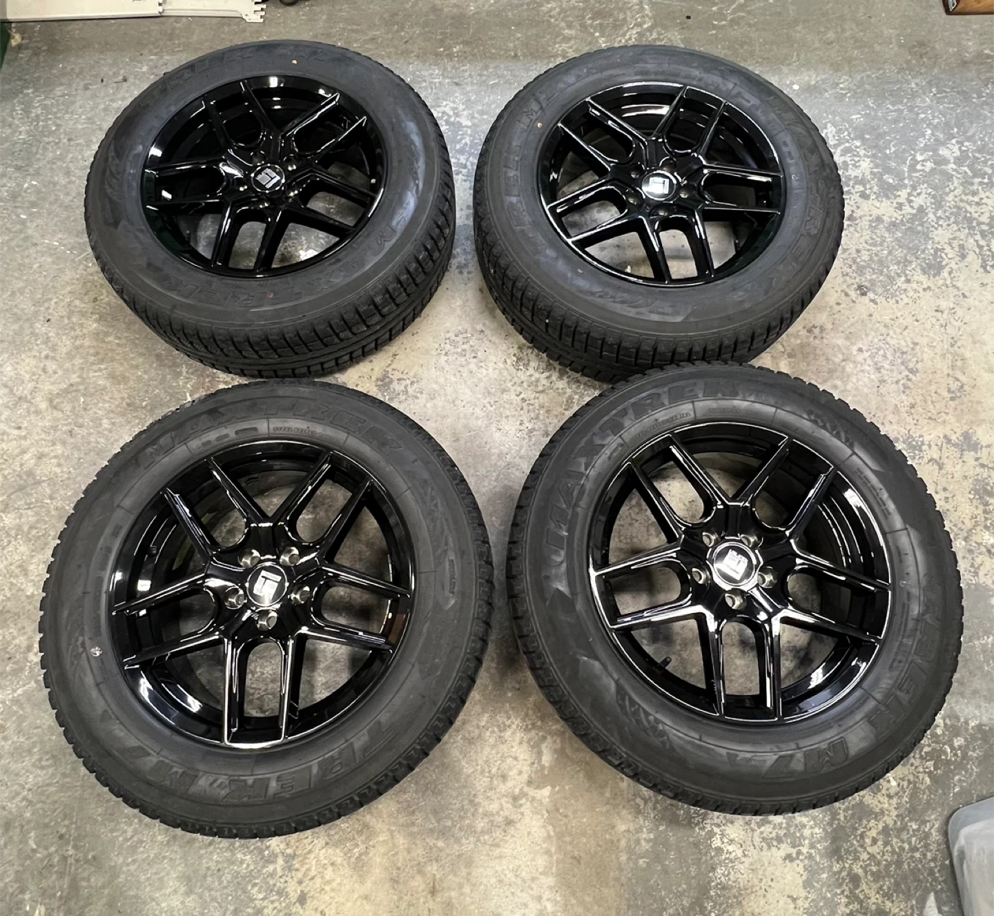 235/65R18 winter tires w/rims