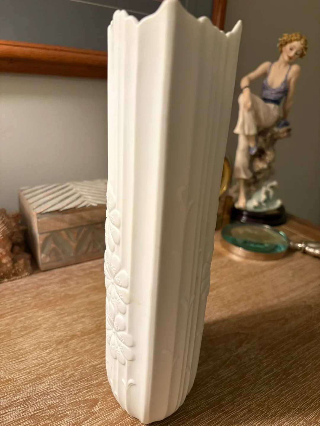 Kaiser W. Germany White Porcelain Vase image indicator(2)