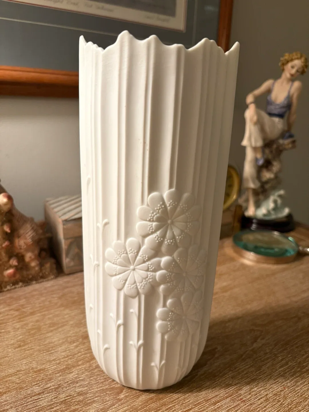 Kaiser W. Germany White Porcelain Vase image indicator(3)