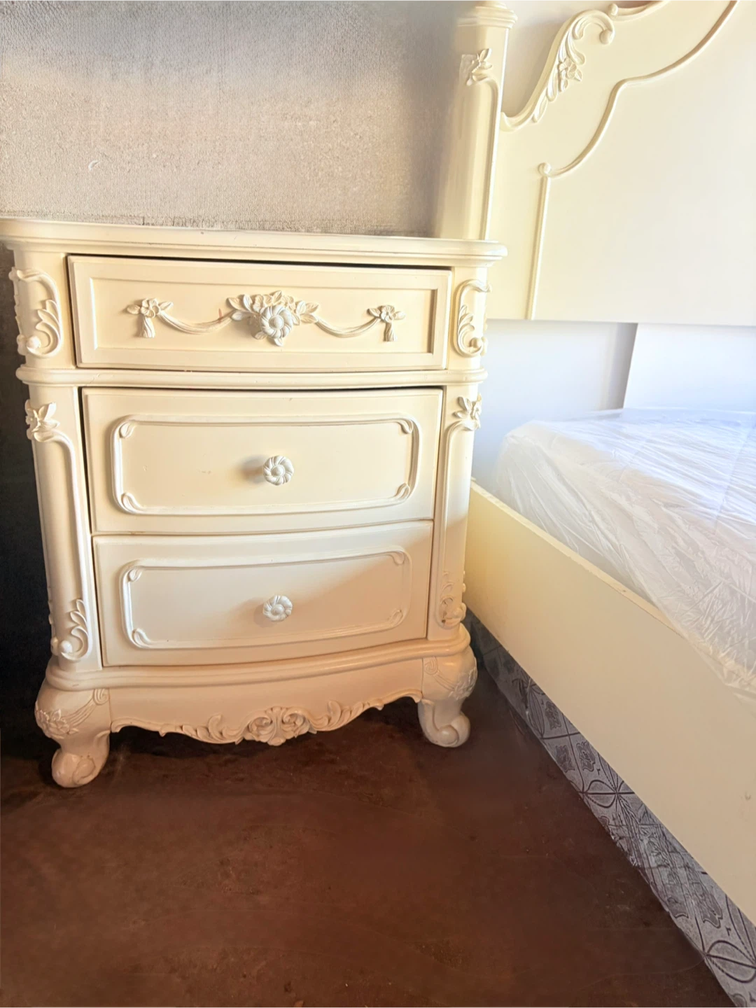 Antique Style Bed Frame & Nightstand - photo 2