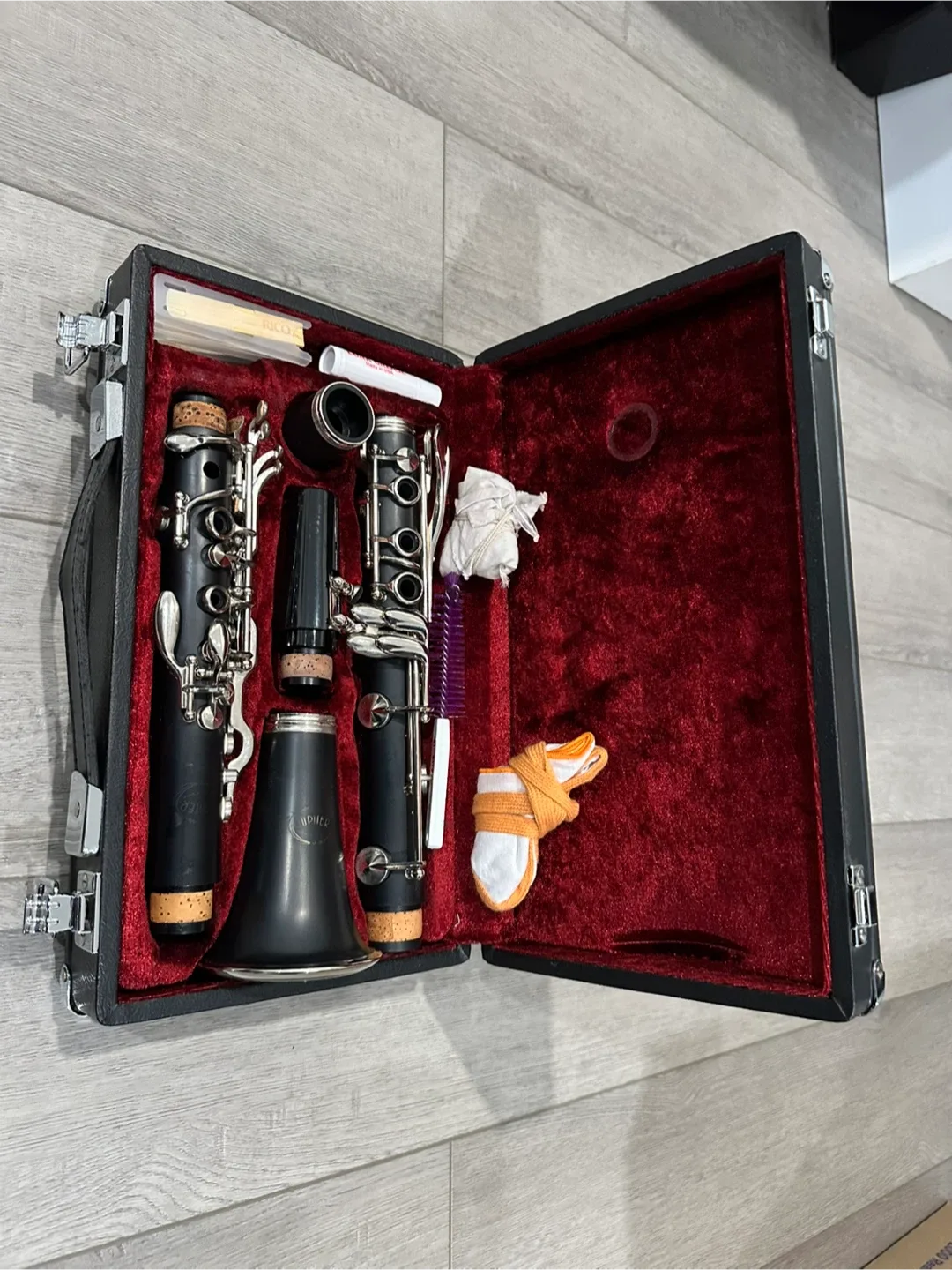 Jupiter Clarinet with Case image indicator(2)