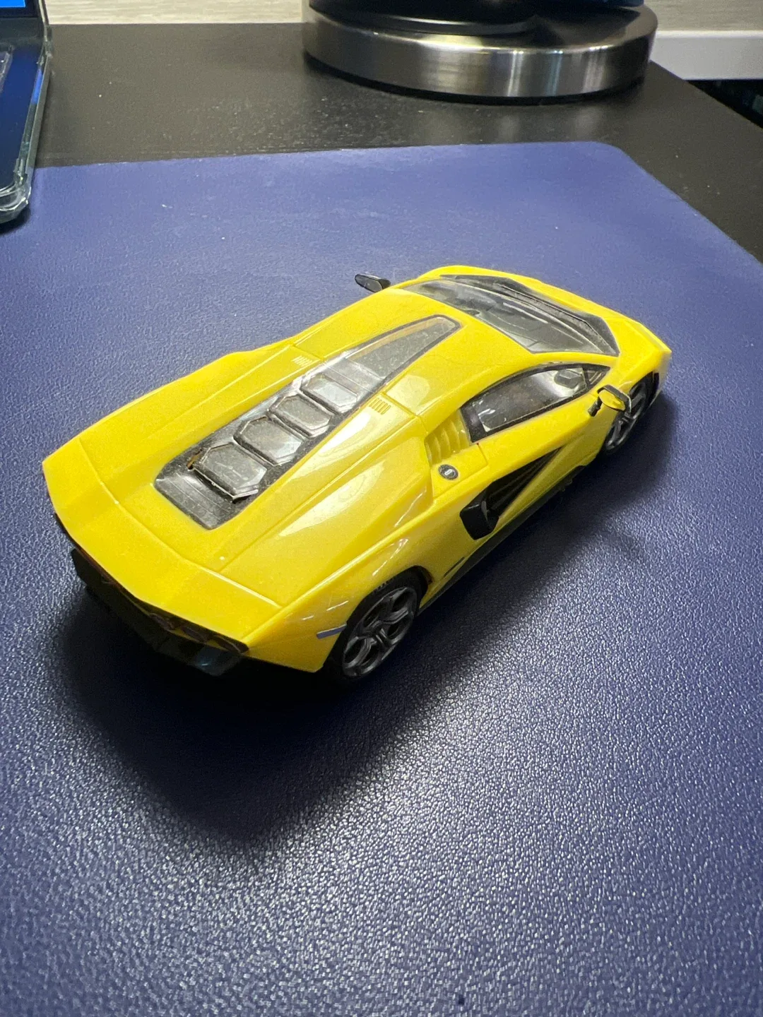 Aoshima Lamborghini Countach 1/24 Scale Model Car image indicator(2)