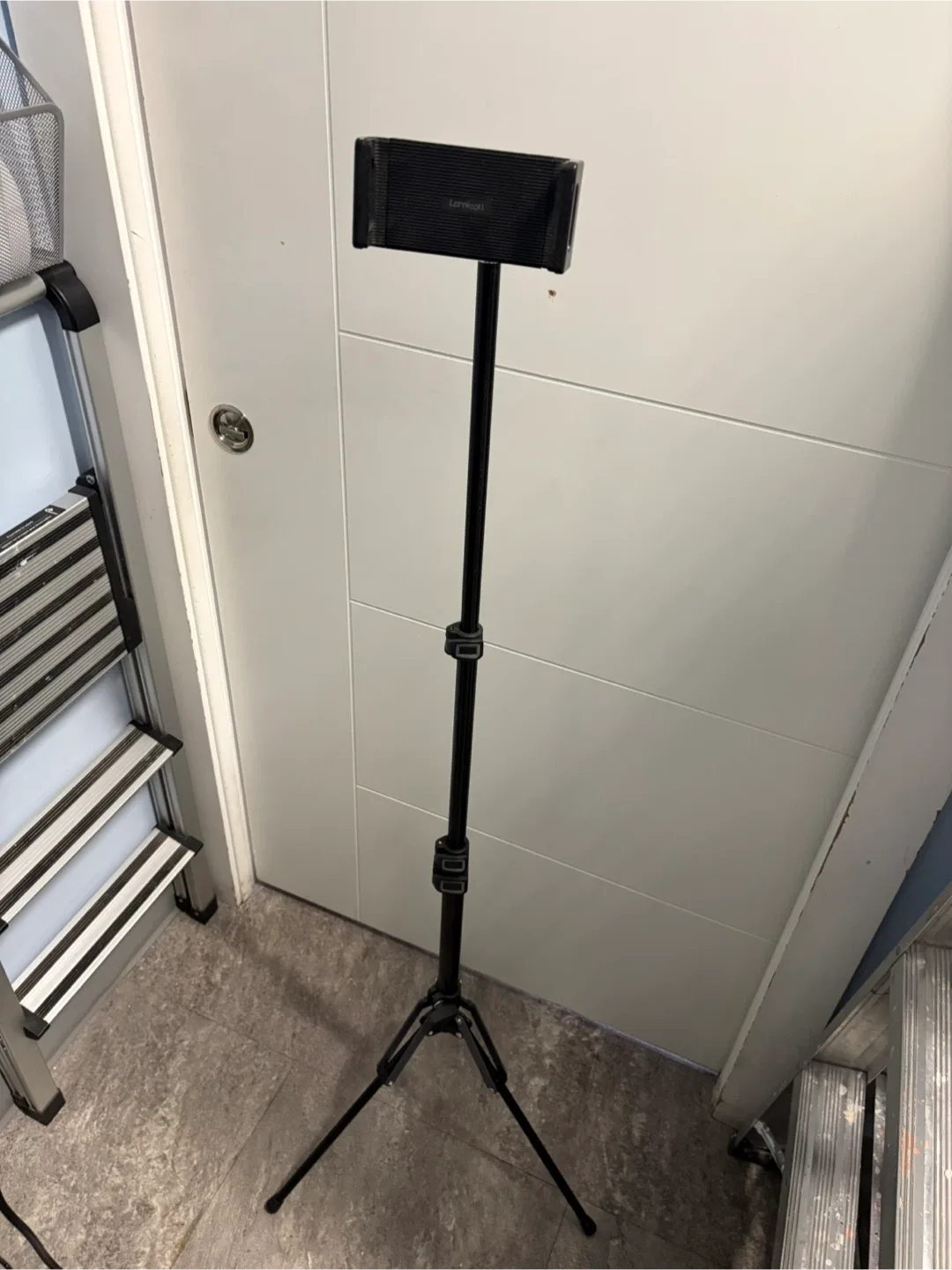 Adjustable iPad Tripod Stand image indicator(3)