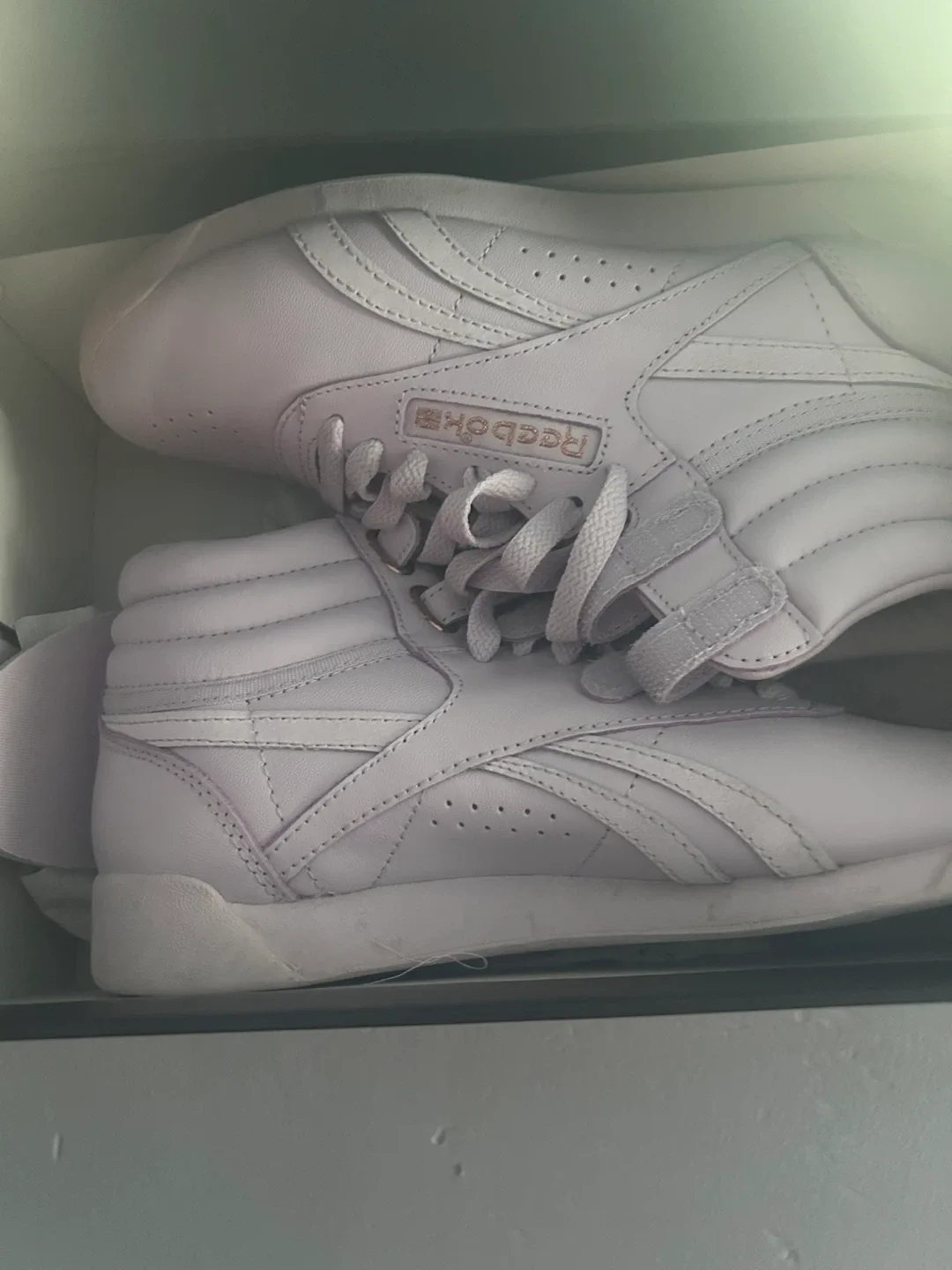 New Balance 327, Adidas Hello Kitty, Reebok, Nike image indicator(3)