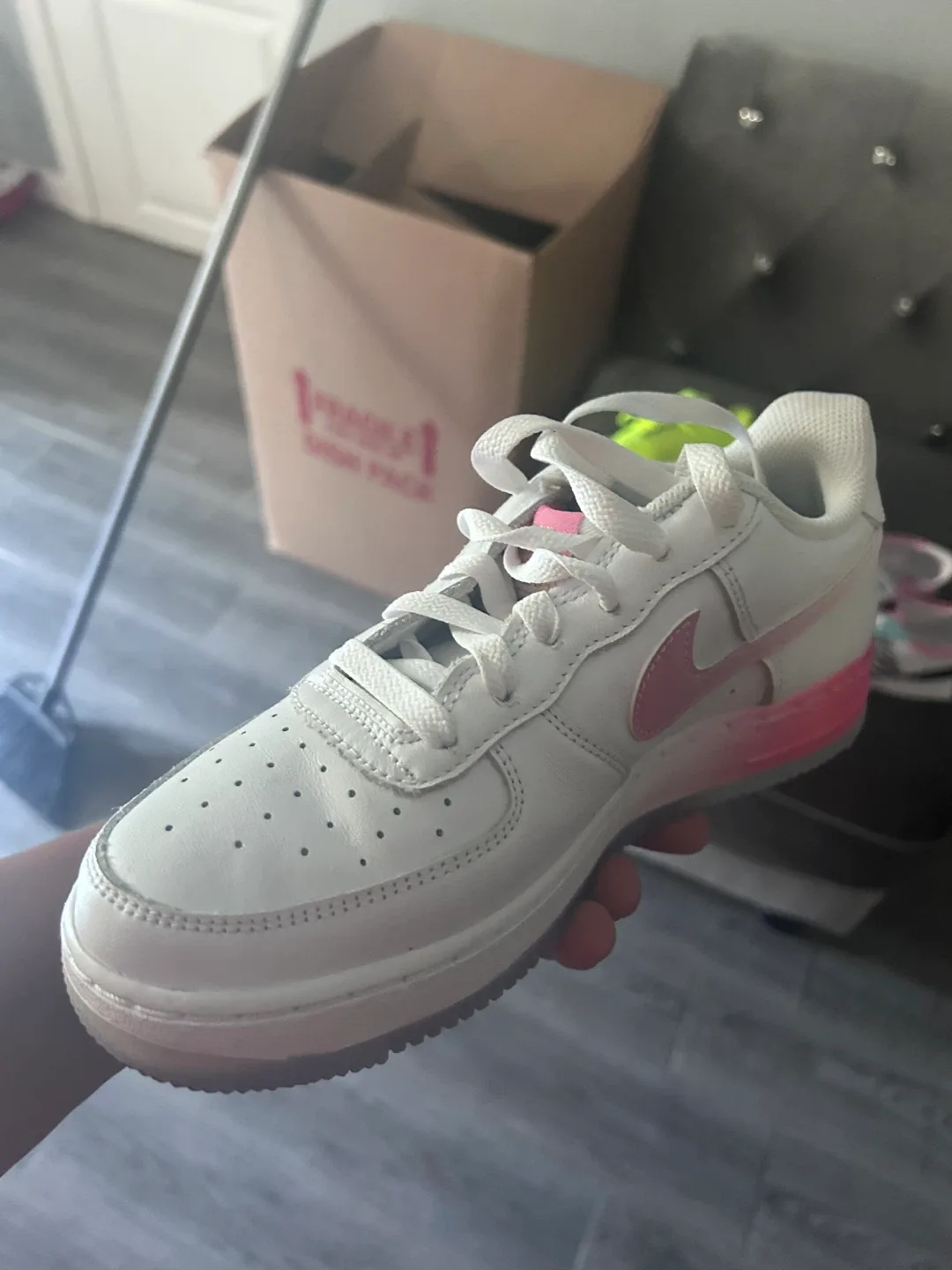 New Balance 327, Adidas Hello Kitty, Reebok, Nike image indicator(2)