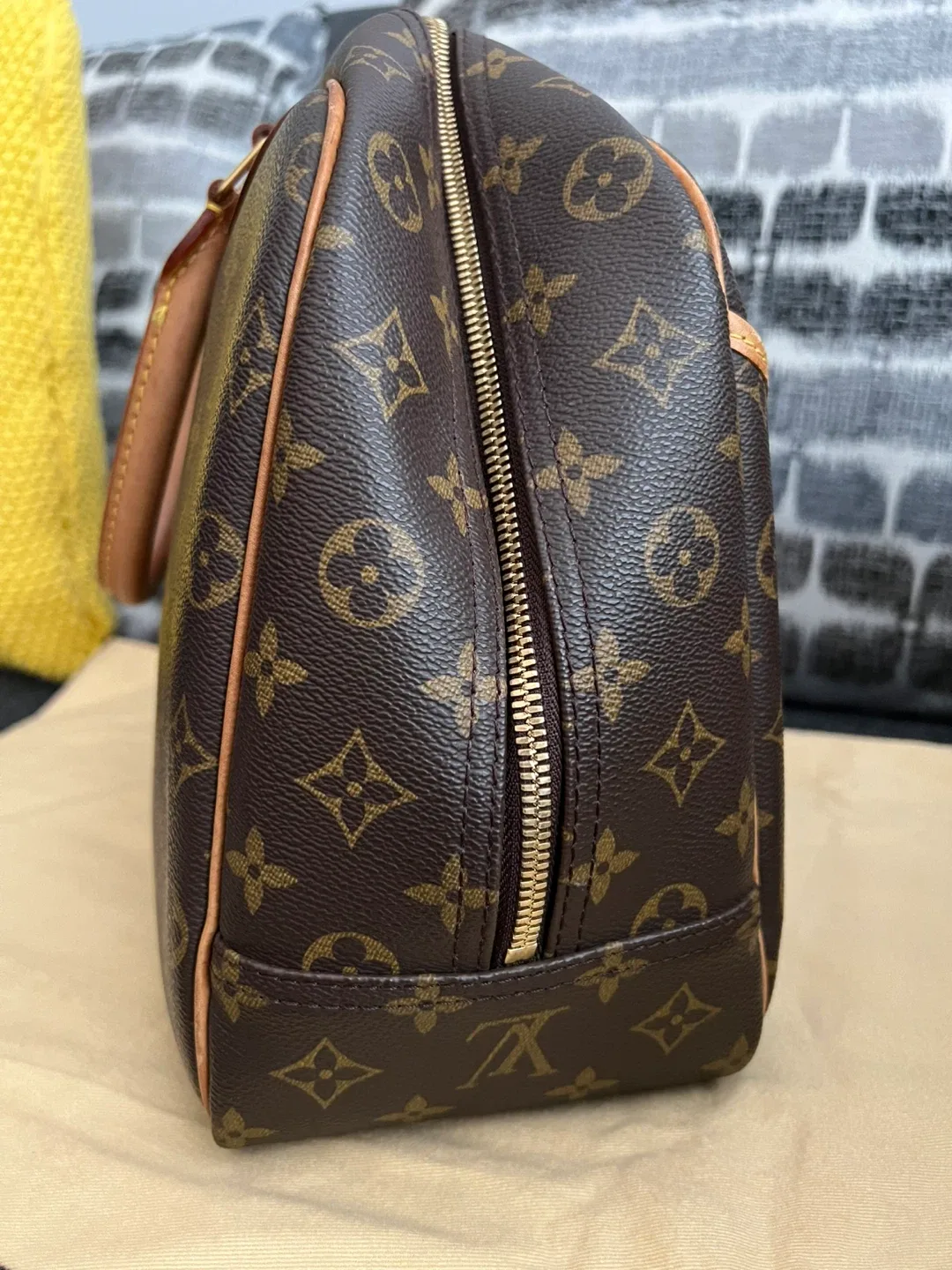 Louis Vuitton Monogram  Deauville Handbag image indicator(2)
