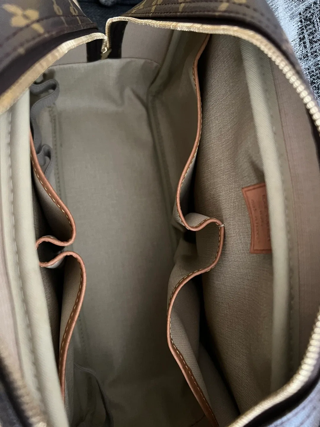 Louis Vuitton Monogram  Deauville Handbag image indicator(4)