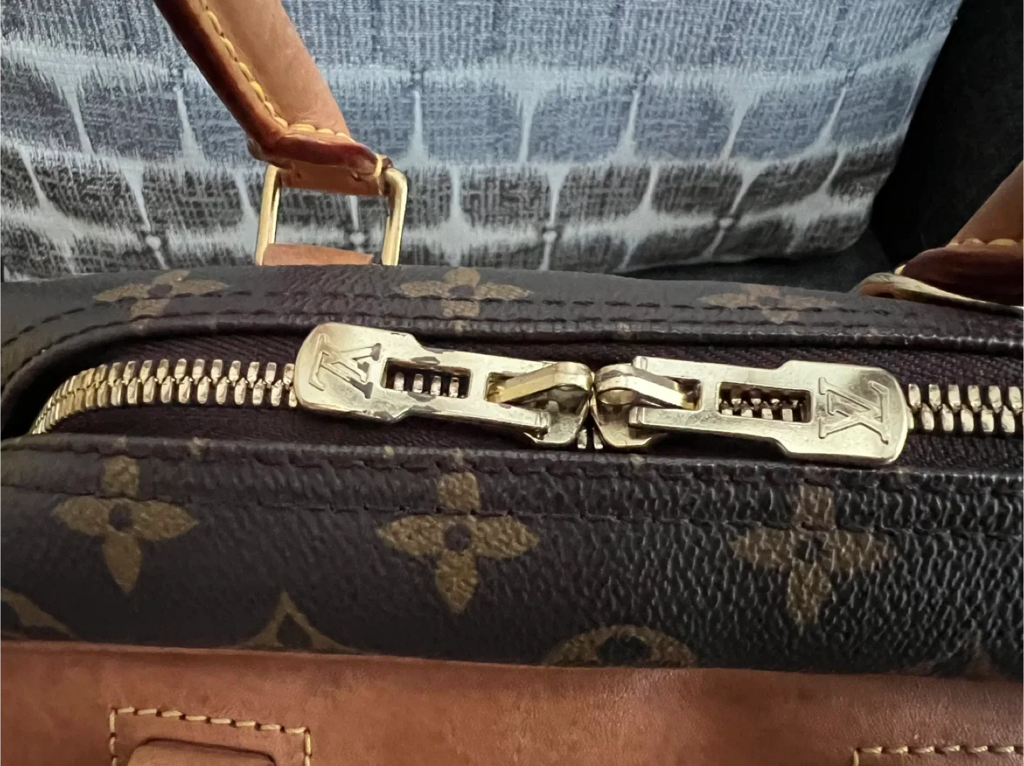 Louis Vuitton Monogram  Deauville Handbag image indicator(3)