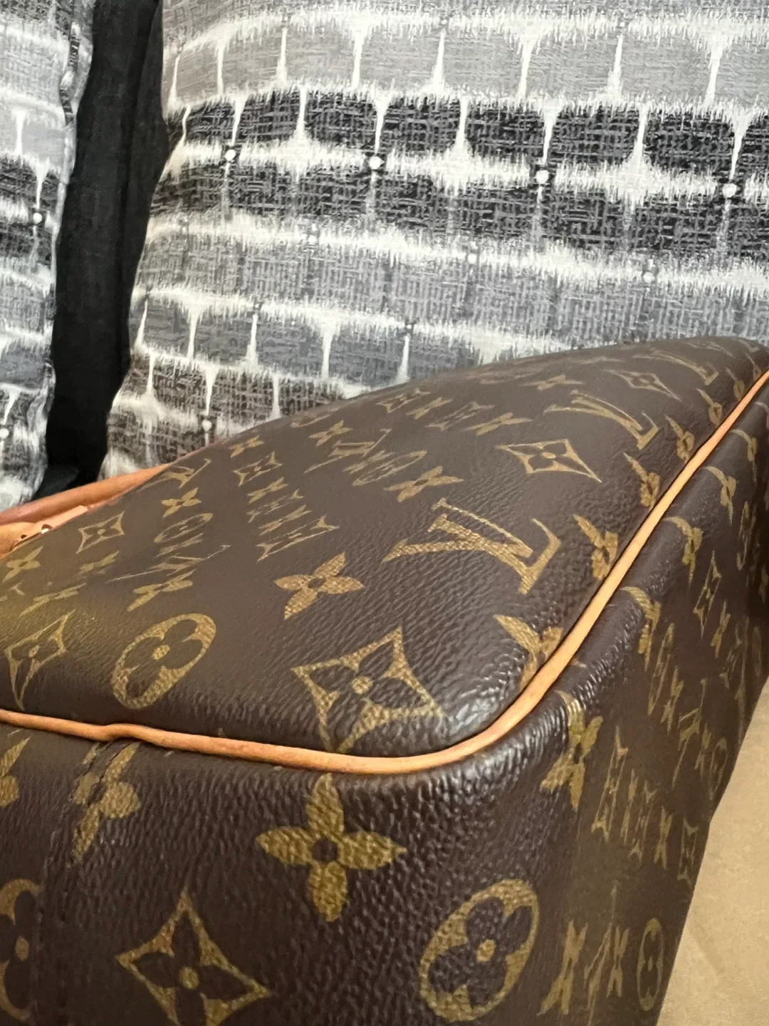 Louis Vuitton Monogram  Deauville Handbag image indicator(7)