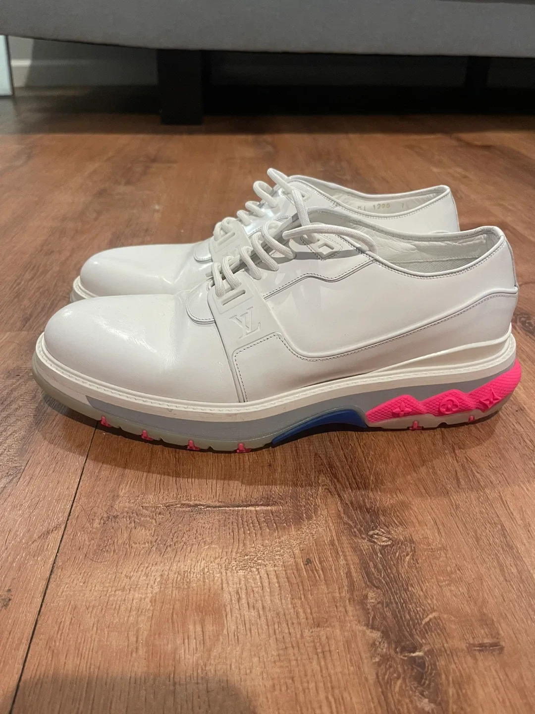 Louis Vuitton White Leather Shoes image indicator(2)