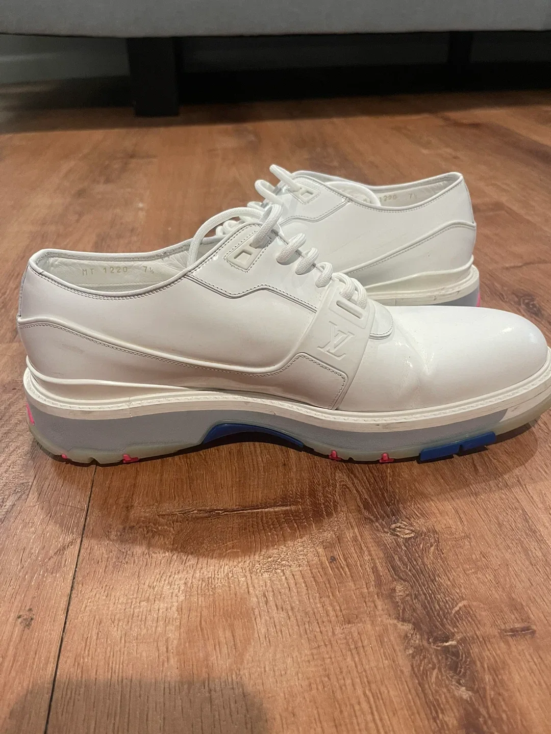 Louis Vuitton White Leather Shoes image indicator(4)