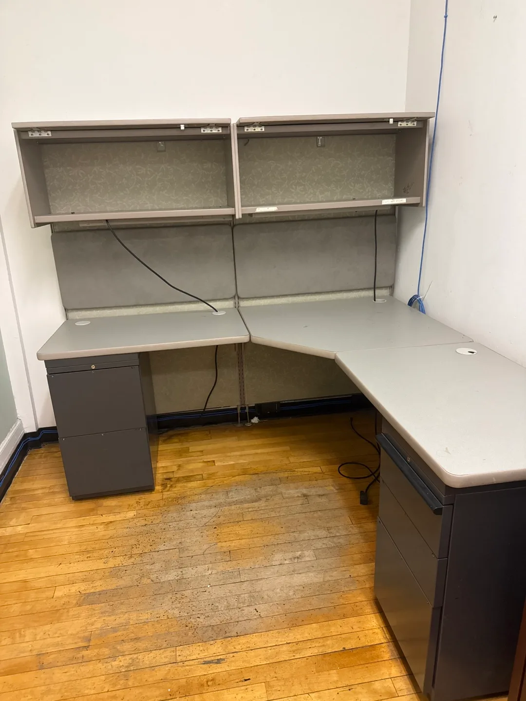 L-Shaped Office Desk with Hutch thumbnail