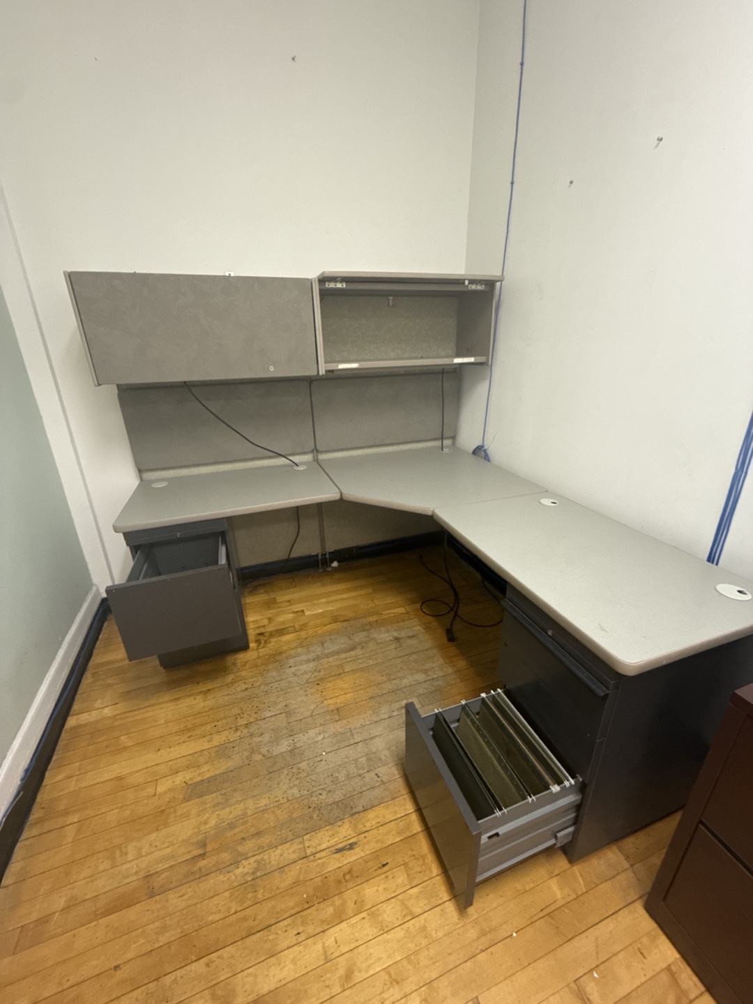 L-Shaped Office Desk with Hutch - photo 2