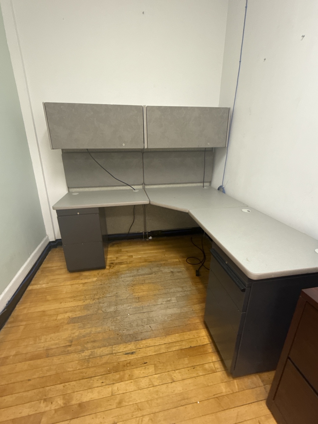 L-Shaped Office Desk with Hutch - photo 3