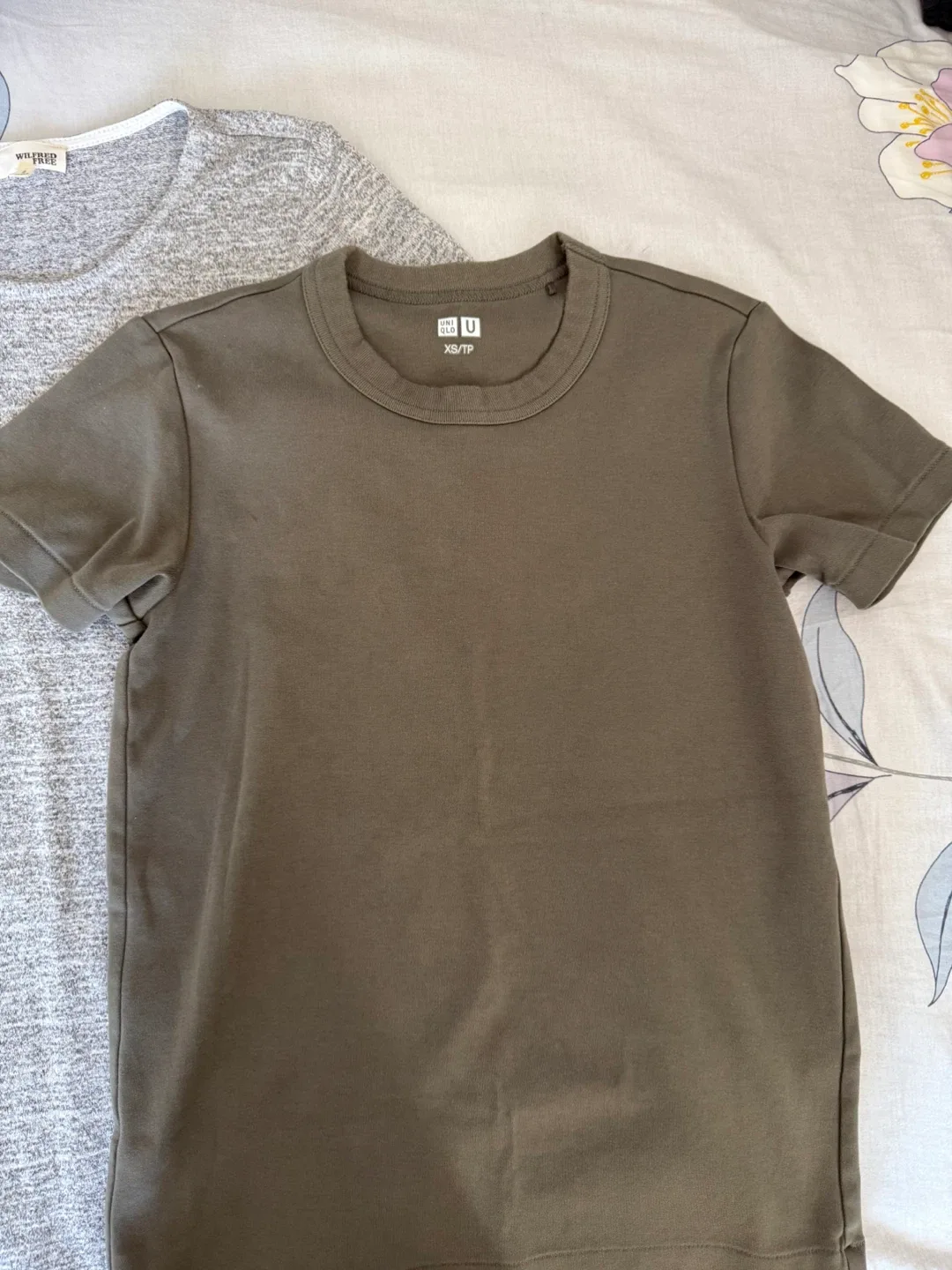 Aritzia/Uniqlo T shirt Bundle image indicator(3)
