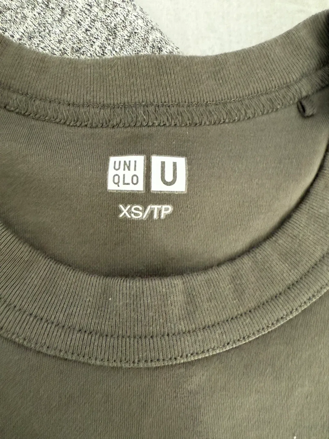 Aritzia/Uniqlo T shirt Bundle image indicator(5)