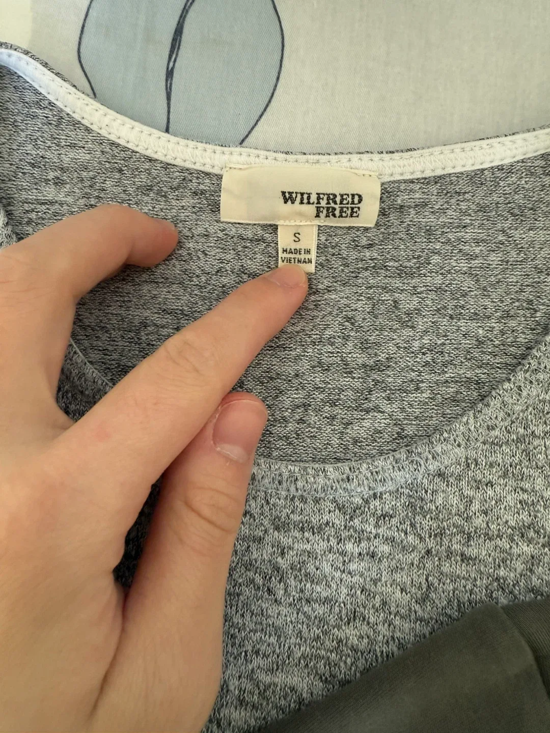 Aritzia/Uniqlo T shirt Bundle image indicator(4)