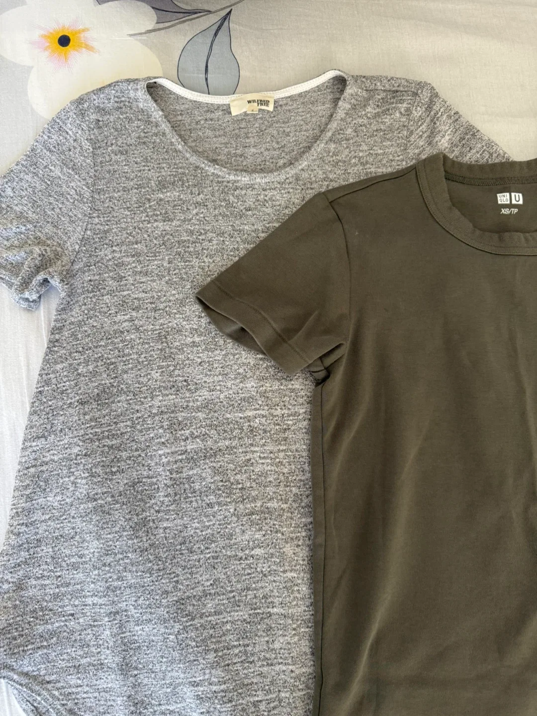 Aritzia/Uniqlo T shirt Bundle image indicator(2)