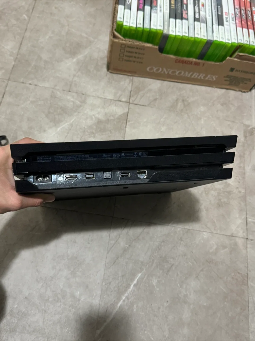 PlayStation 4 Pro with Controller image indicator(3)