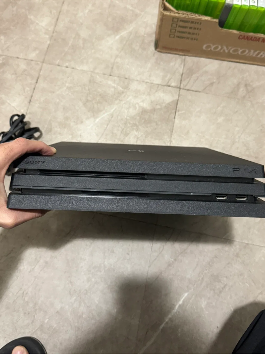 PlayStation 4 Pro with Controller image indicator(2)