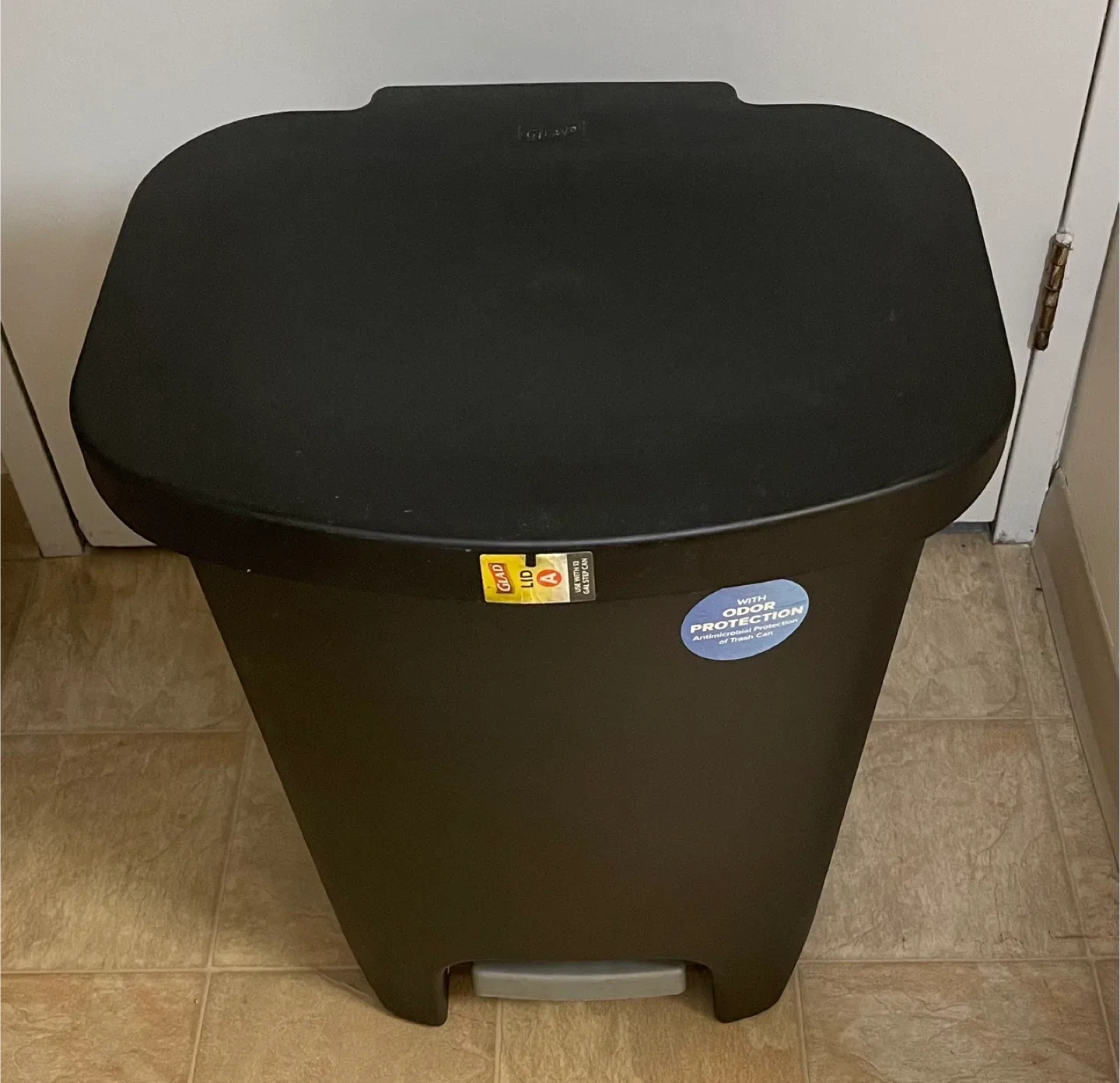 Large Glad Black Step Trash Can with Odor Protection Lid image indicator(3)