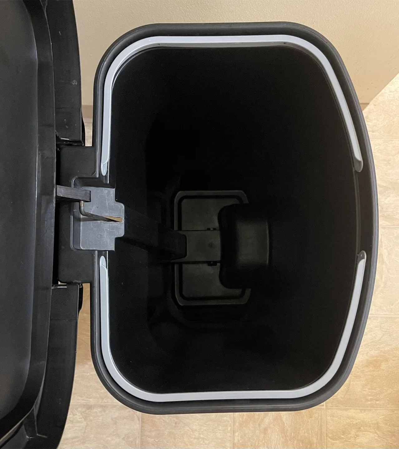 Large Glad Black Step Trash Can with Odor Protection Lid image indicator(4)