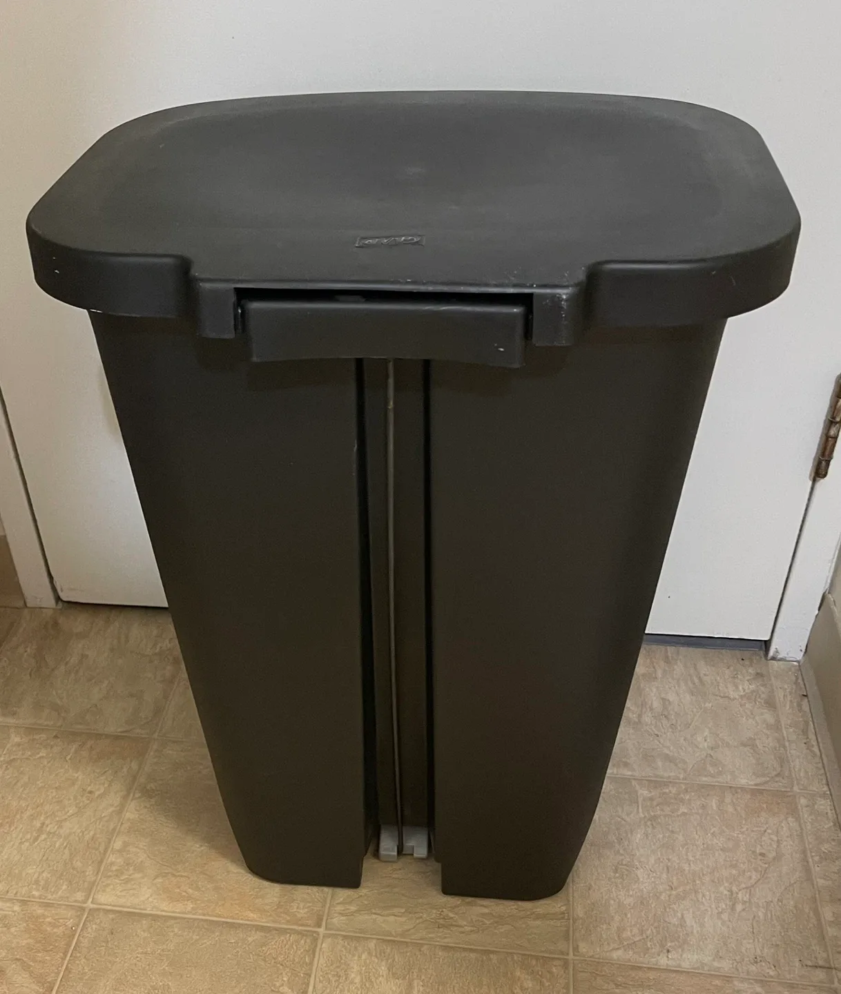 Large Glad Black Step Trash Can with Odor Protection Lid image indicator(2)