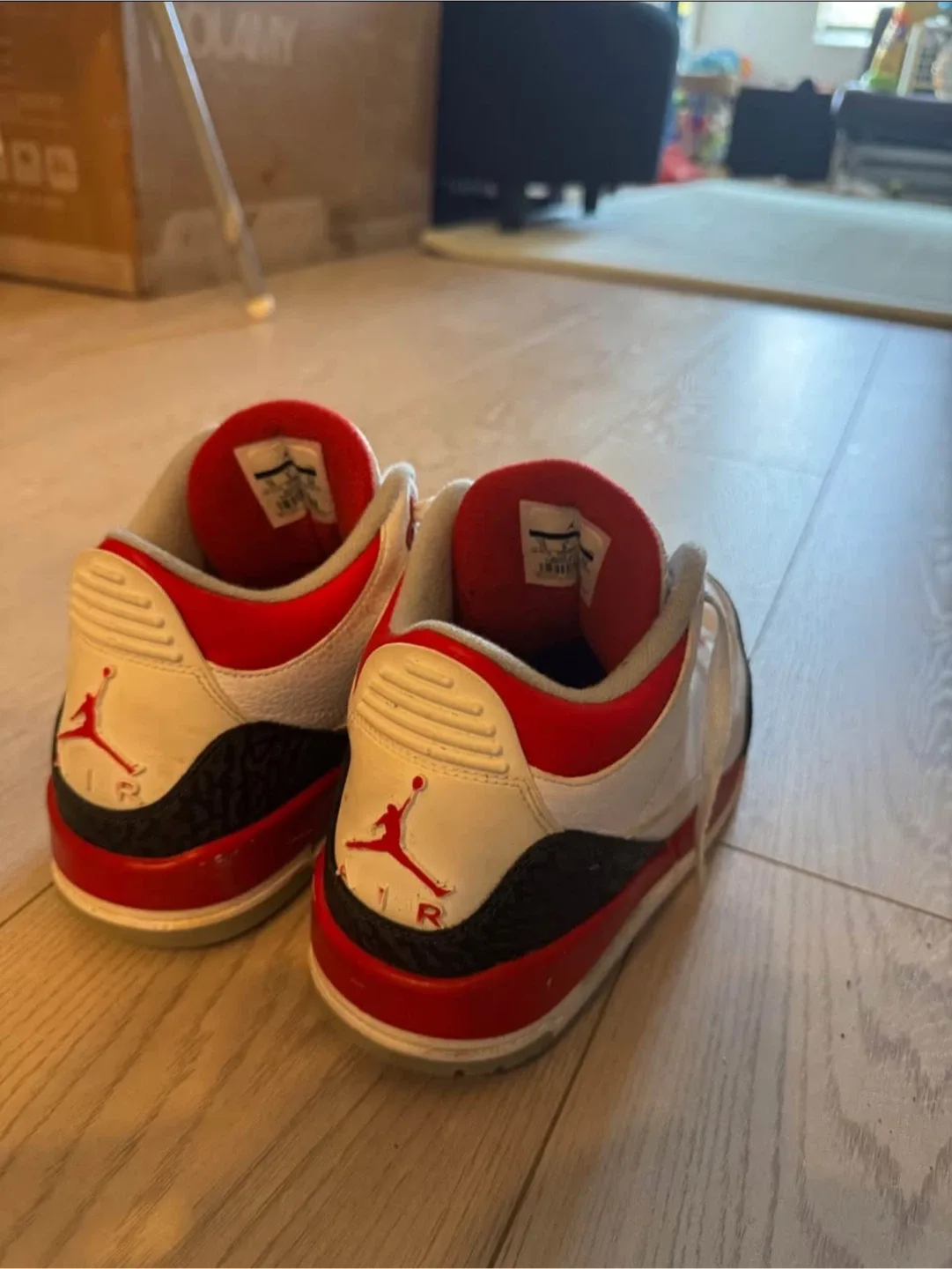 Air Jordan 3 Retro Fire Red image indicator(2)