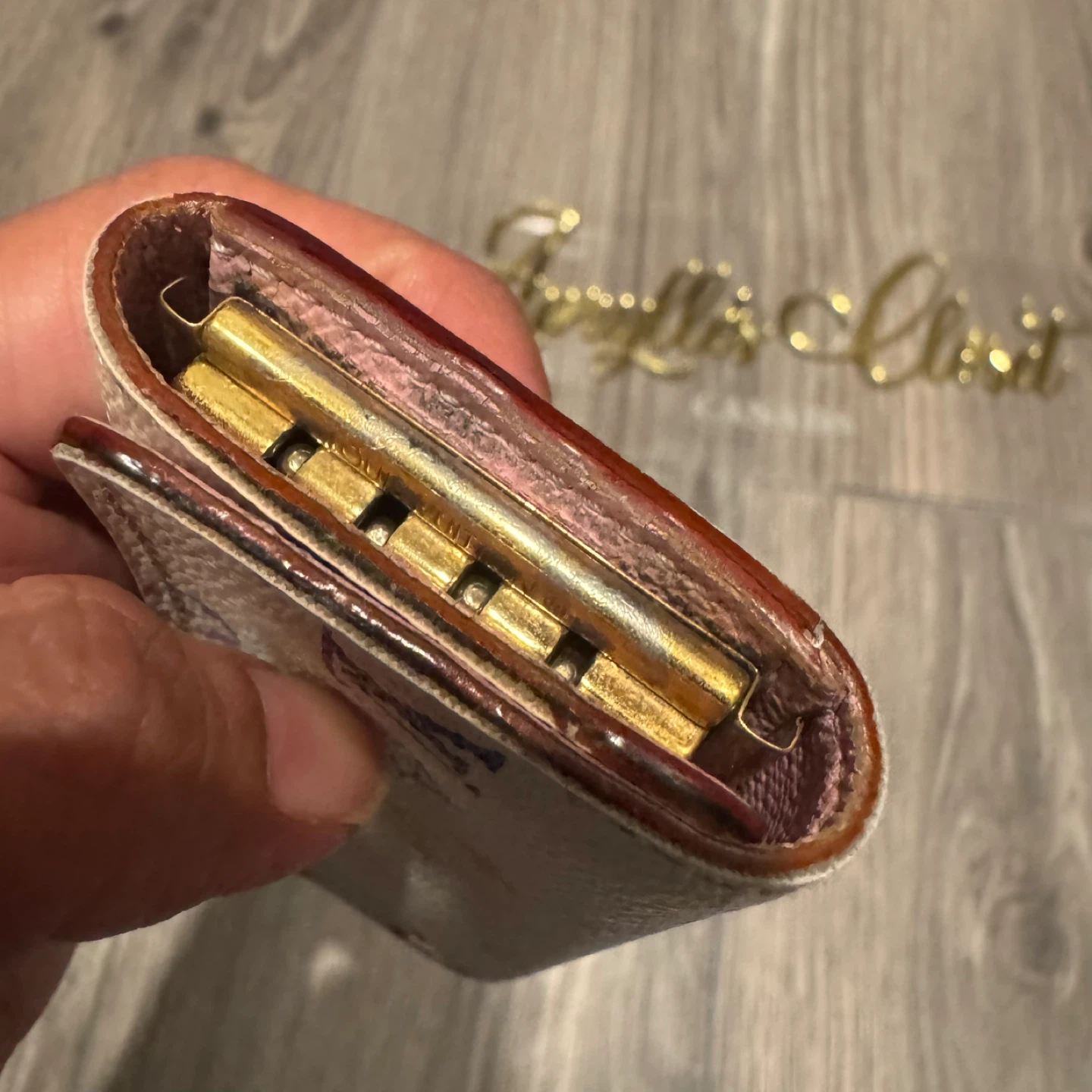 Authentic Louis Vuitton Key Case - photo 5