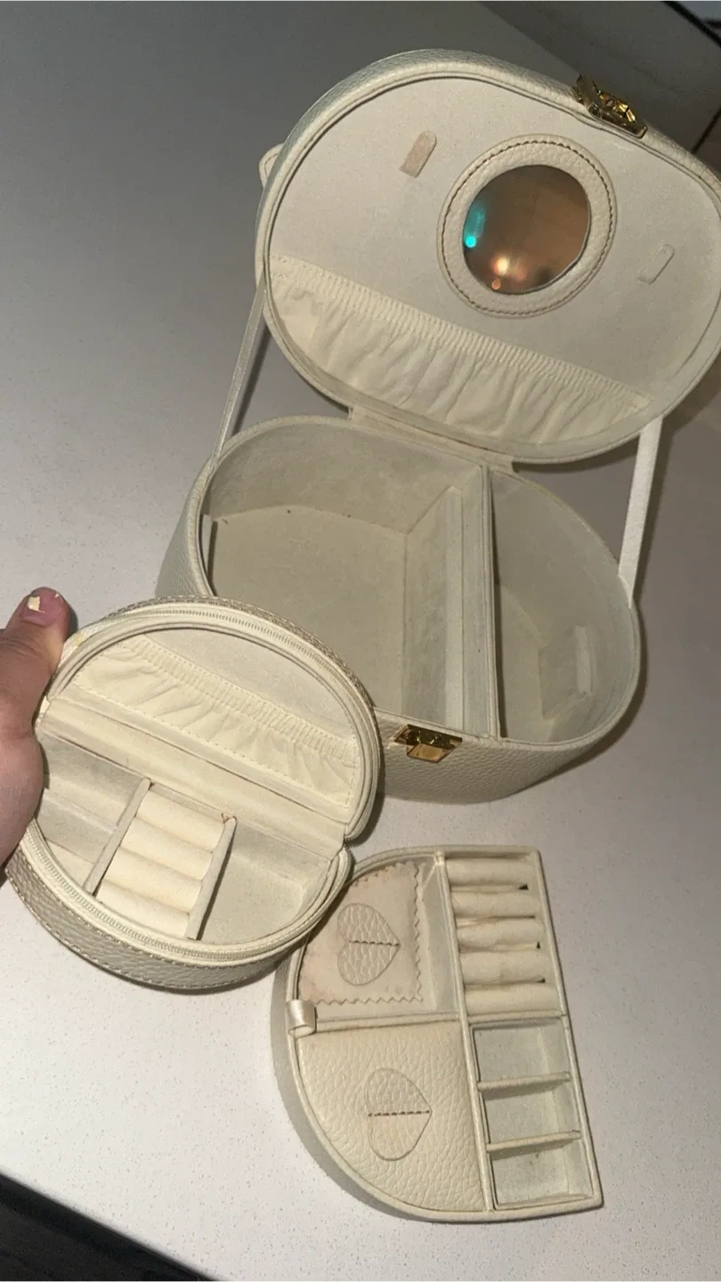 Jewellery Box - Cream Leather image indicator(2)