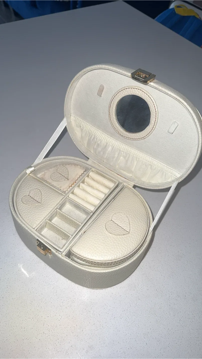 Jewellery Box - Cream Leather image indicator(3)