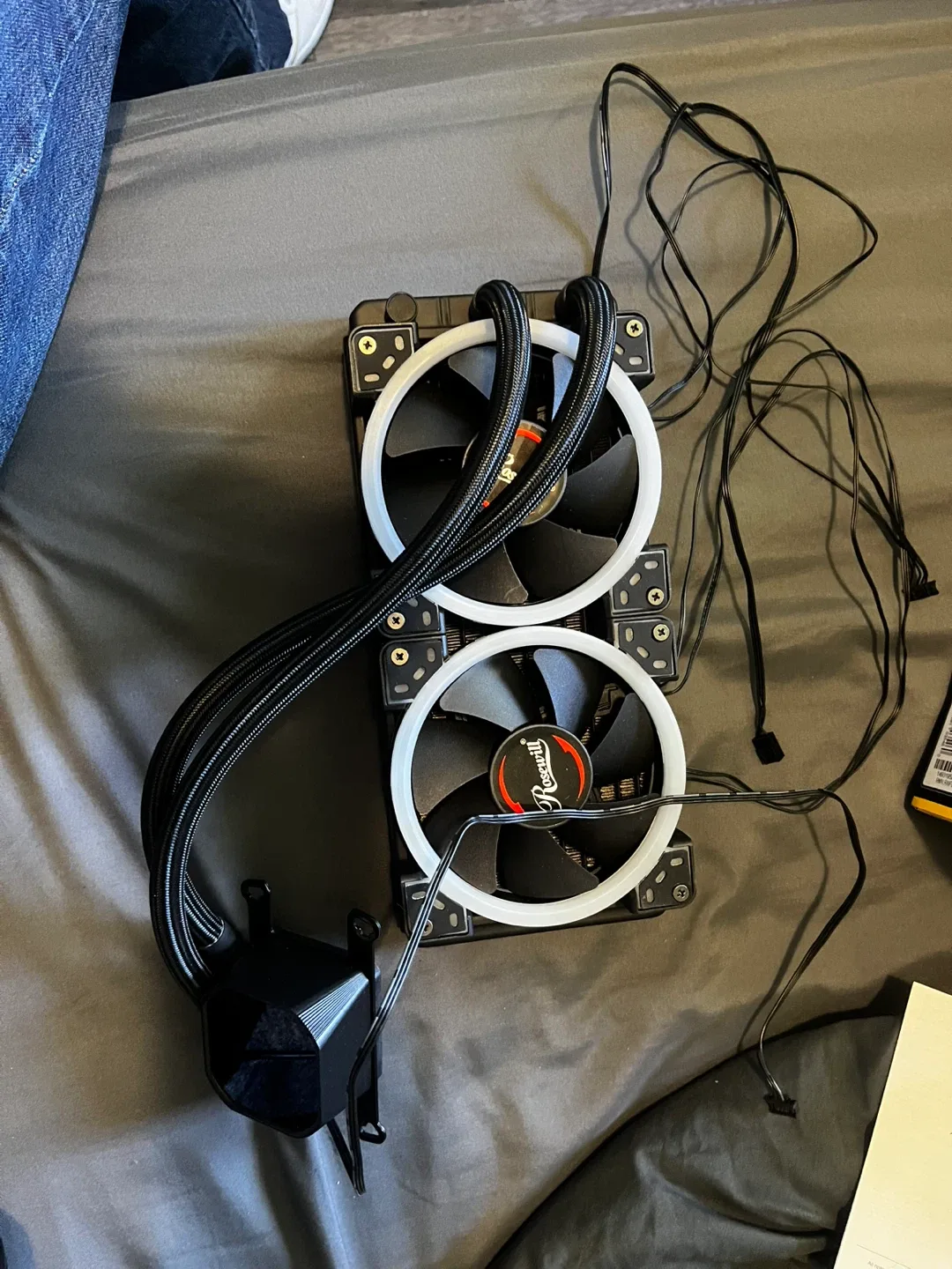 Corsair H100i RGB Platinum Liquid CPU Cooler - Read description image indicator(4)