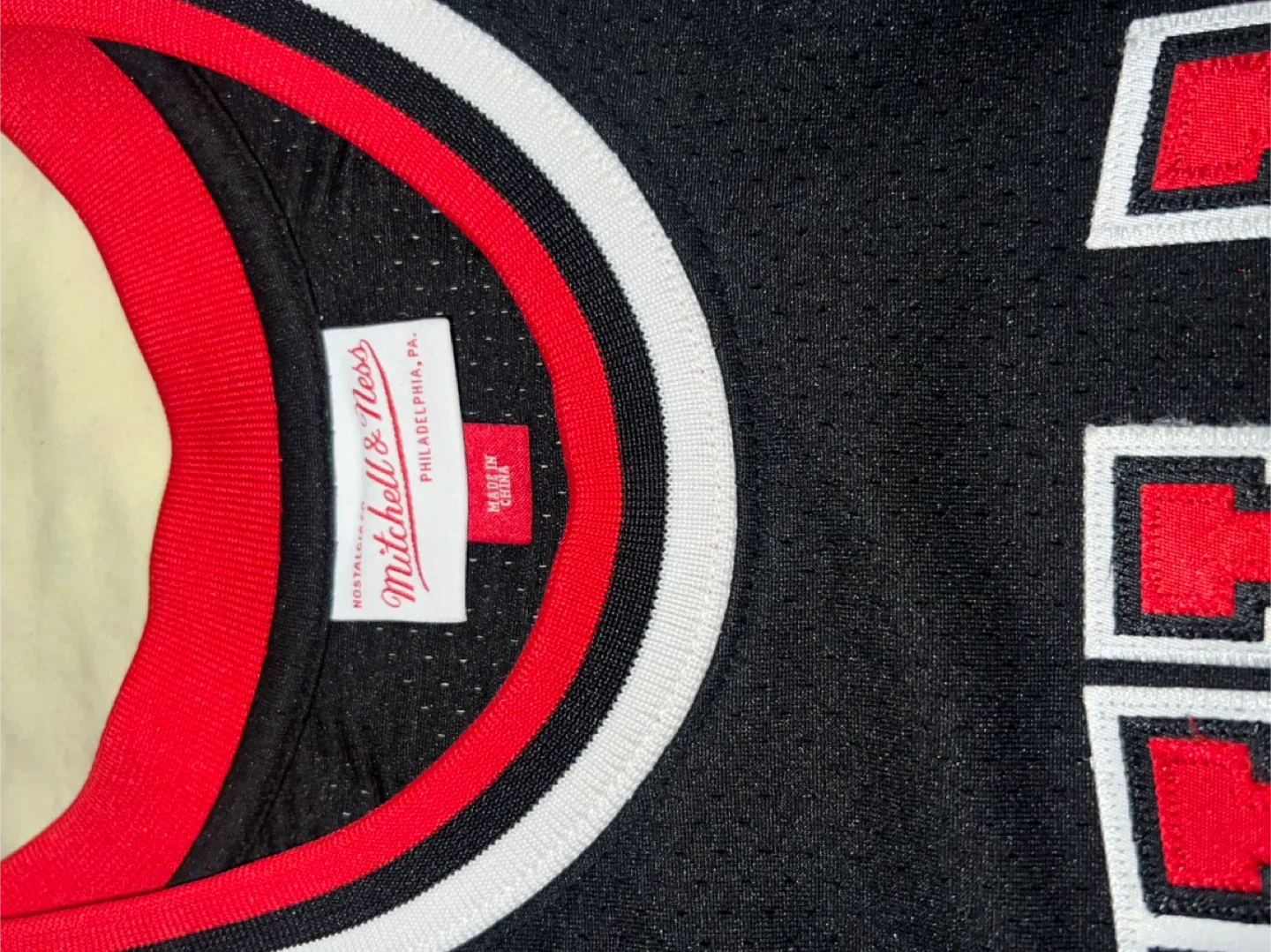 Mitchell & Ness Scottie Pippen Bulls Jersey Size 40 image indicator(6)