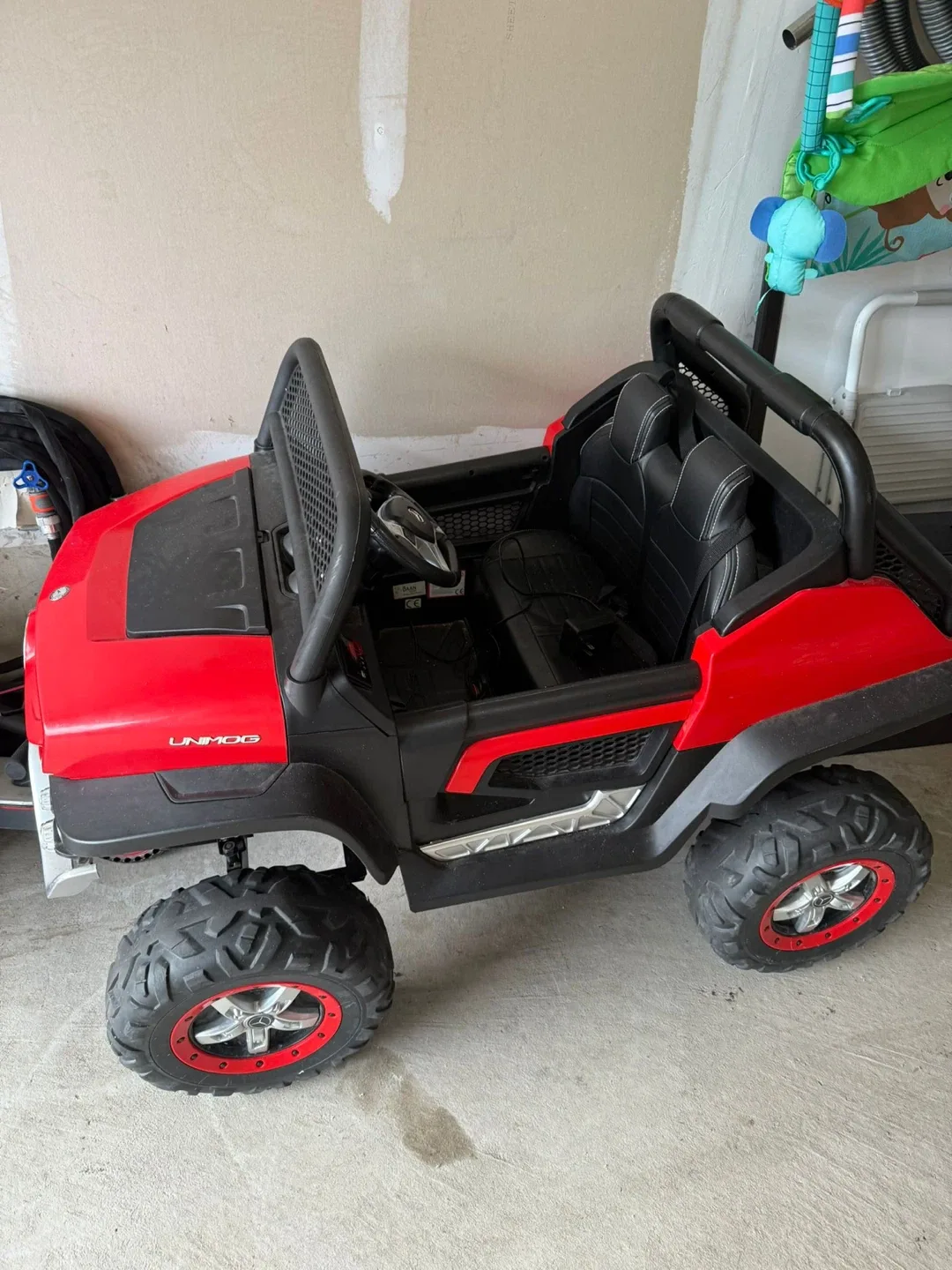 Mercedes-Benz UNIMOG Ride-On Car - Red & Black image indicator(2)