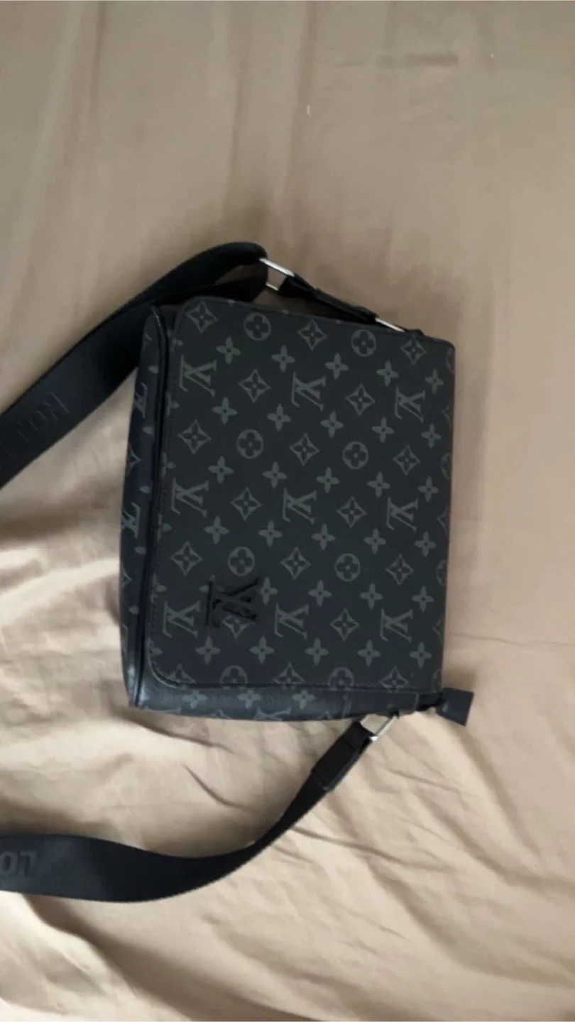 Louis Vuitton Messenger Bag thumbnail