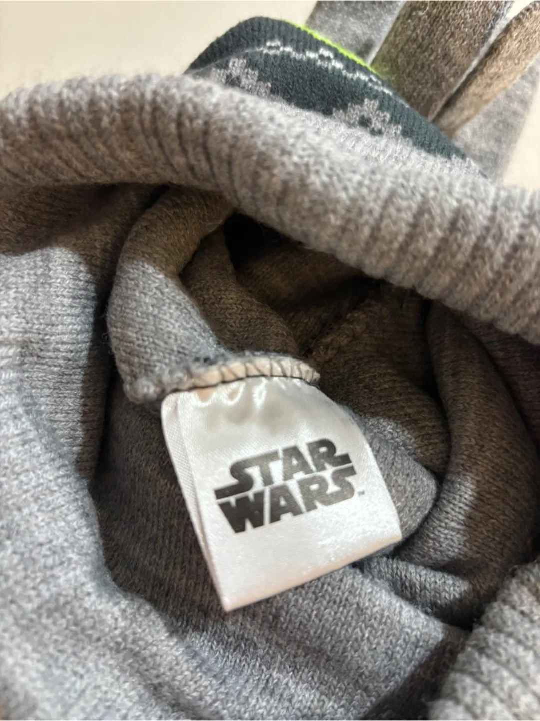 Star Wars Mandalorian “The Child”Hat & Glove Set - Size 4-6X image indicator(4)