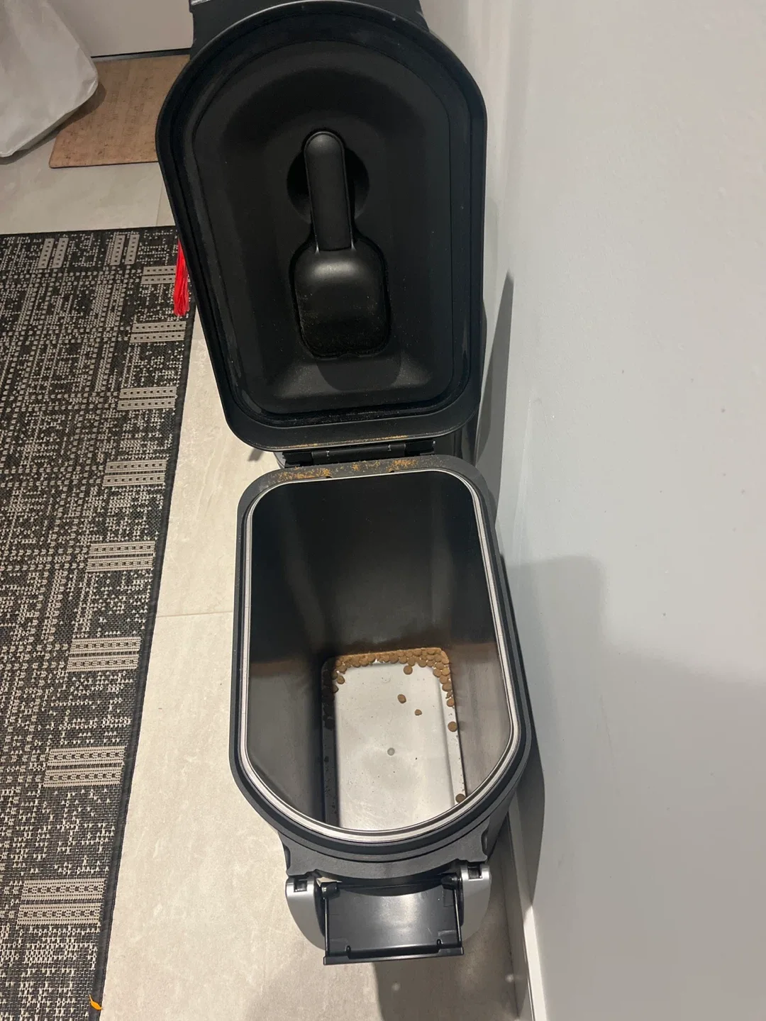 Simplehuman Pet Food Storage Can - Black image indicator(2)