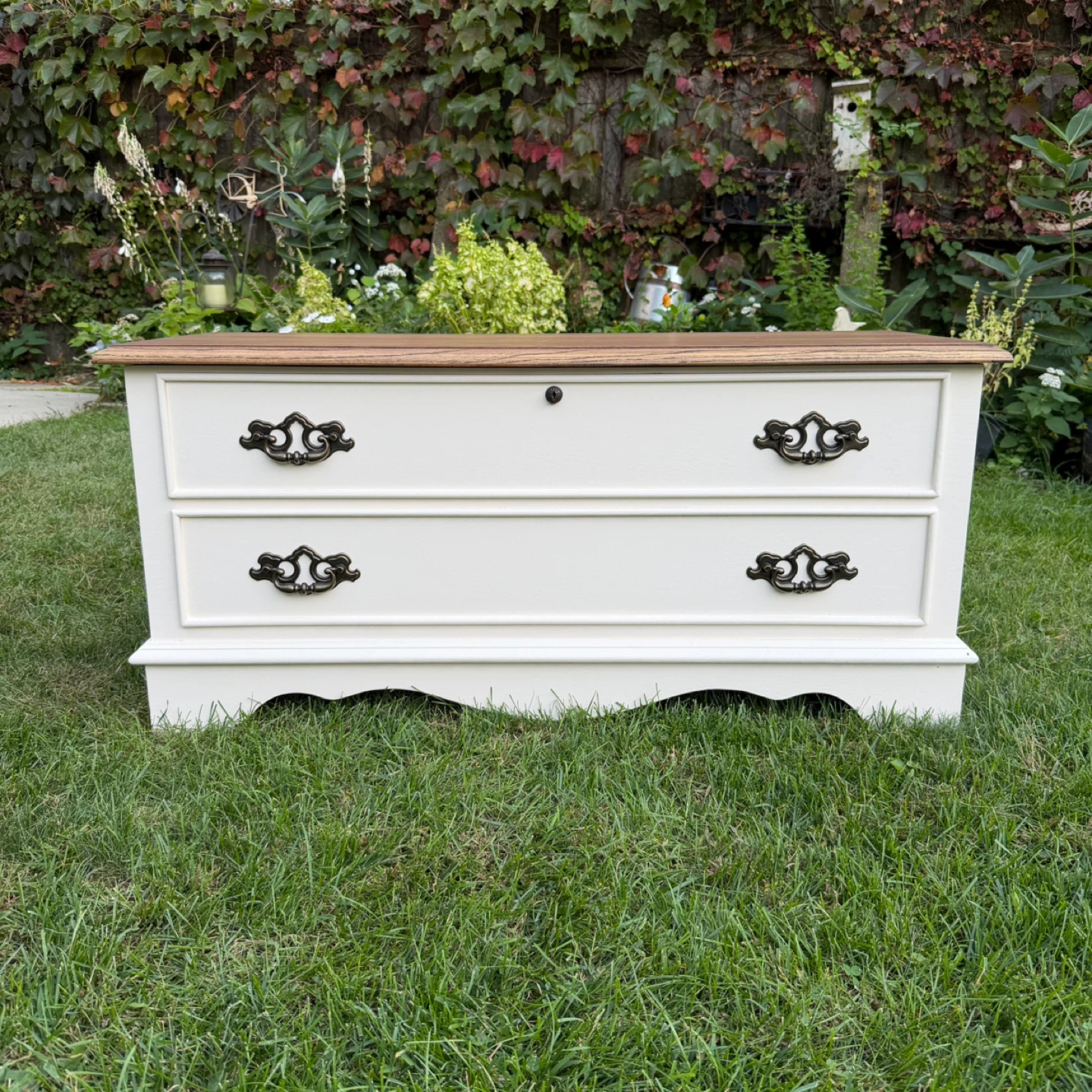 Elegant Hand Refinished Lane Cedar Chest - photo 3