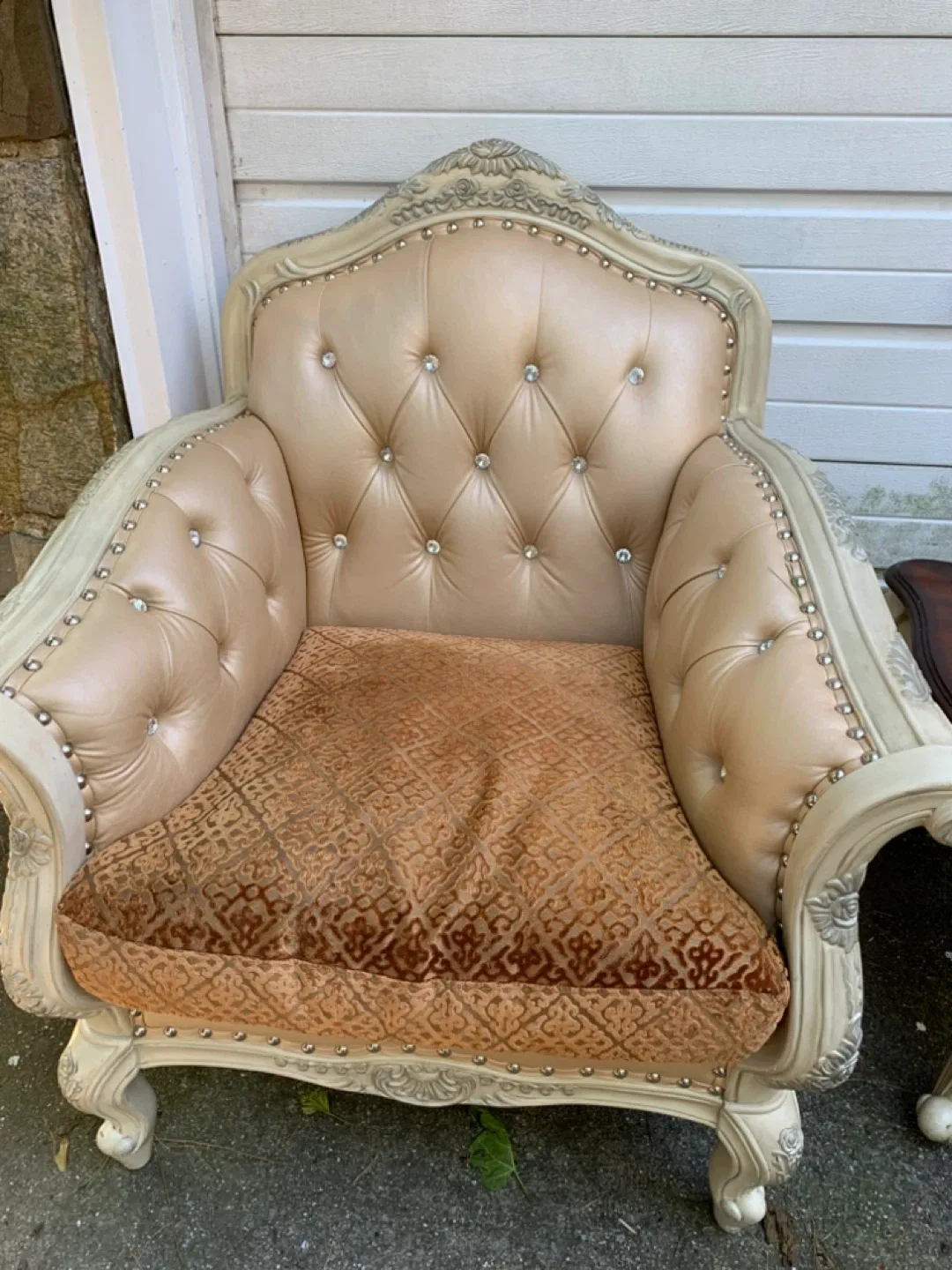 Vintage Accent Chair with Tufted Details image indicator(2)