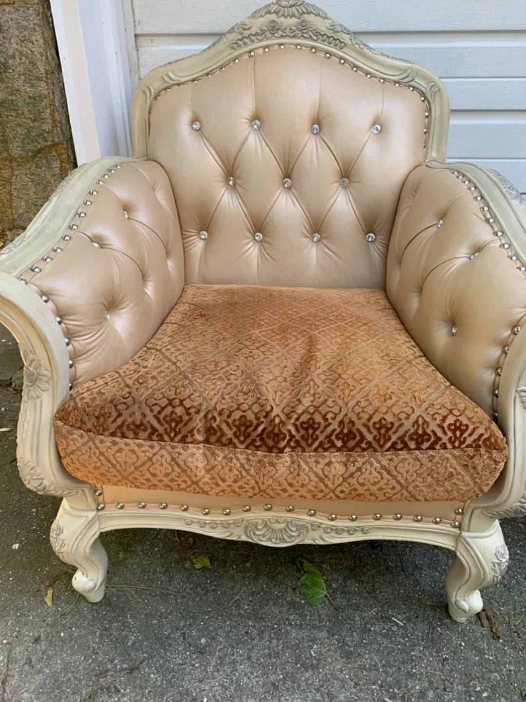 Vintage Accent Chair with Tufted Details image indicator(5)