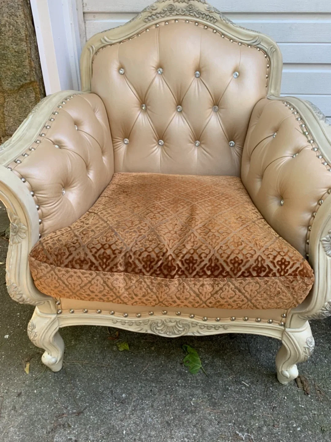 Vintage Accent Chair with Tufted Details image indicator(4)
