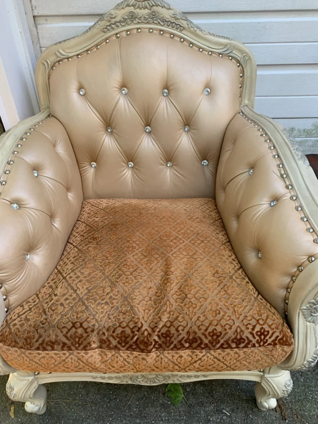 Vintage Accent Chair with Tufted Details image indicator(3)